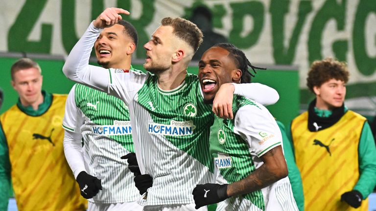 Greuther Fürth schlägt Bielefeld und holt wichtige Punkte im Abstiegskampf.