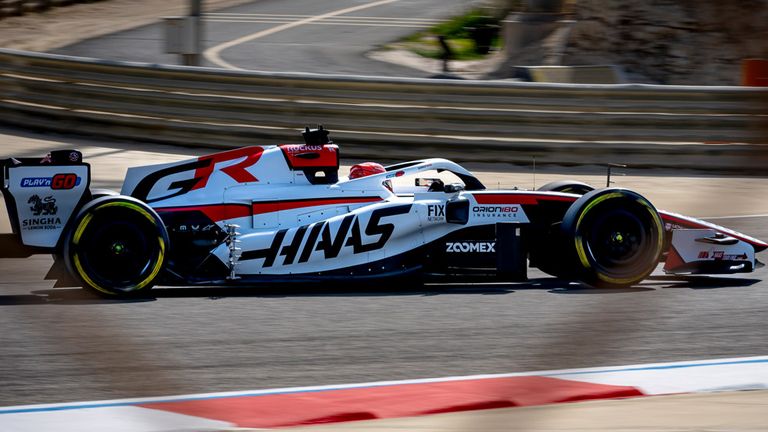 Esteban Ocon im Haas führt das Ranking beim ersten Testtag in Bahrain an.