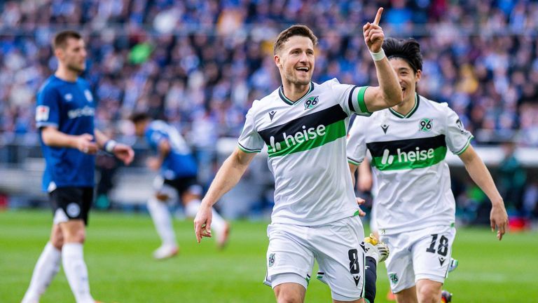 Enzo Leopold (M.) bejubelt seinen Treffer für Hannover 96 bei Arminia Bielefeld. 