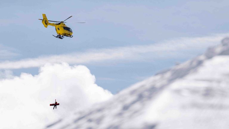 Lindsey Vonn muss nach dem schweren Sturz mit dem Helikopter abtransportiert werden.