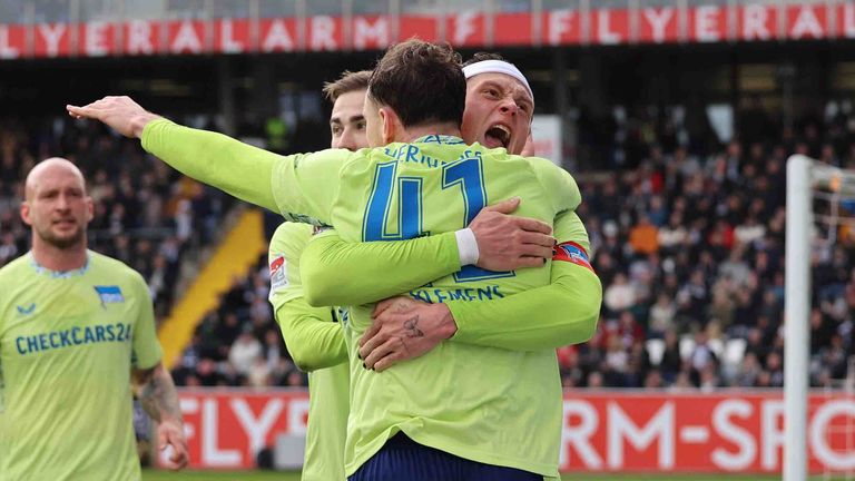 Hertha BSC jubelt über den Auswärtssieg bei der SV Elversberg.