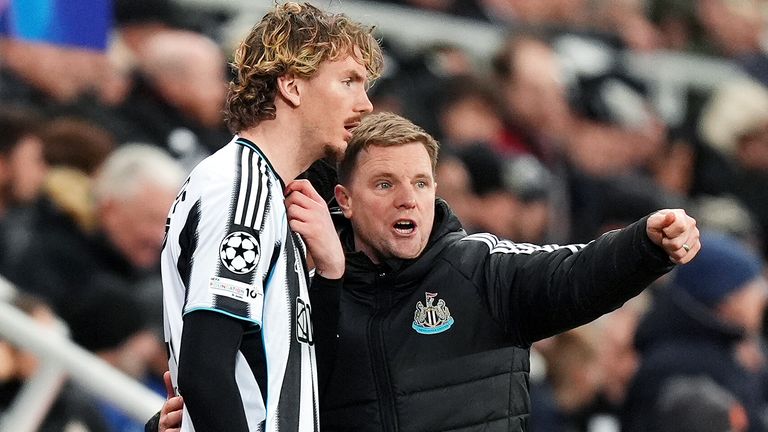 Newcastle-Coach Eddie Howe nimmt Nick Woltemade in Schutz.