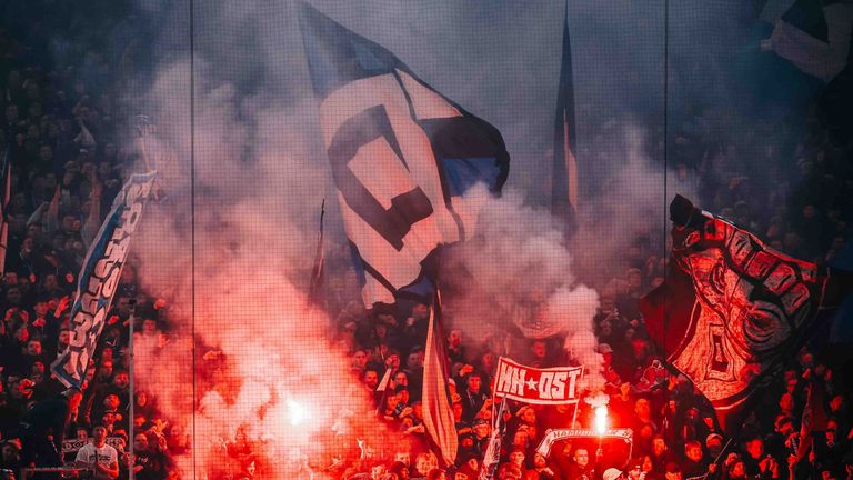 Die Fans des Hamburger SV zündeln während des Spiels gegen Werder Bremen Pyrotechnik.