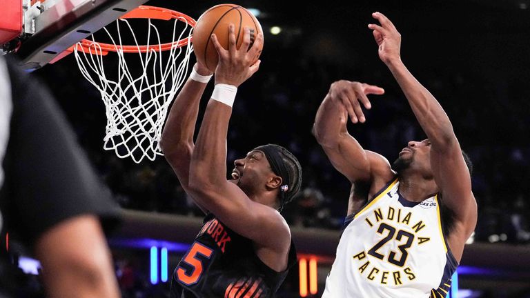 New York Knicks Center Ariel Hukporti (55) holt einen Rebound gegen Indiana Pacers.