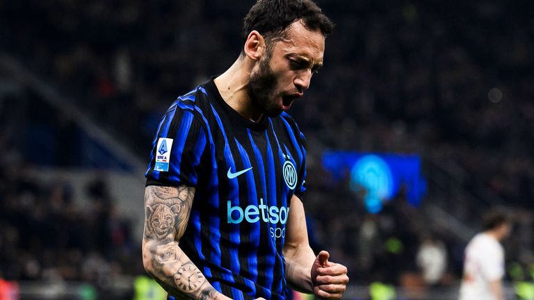 Hakan Calhanoglu trifft bei Inter souveränen Sieg gegen Genua.