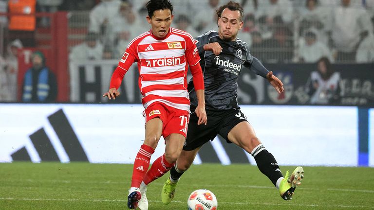Union-Profi Wooyeong Jeong (l.) behauptet den Ball gegen Frankfurt-Verteidiger Arthur Theate.