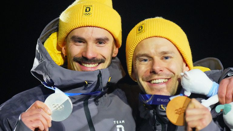 Axel Jungk (l,) und Christopher Grotheer holen Silber und Bronze im Skeleton. 