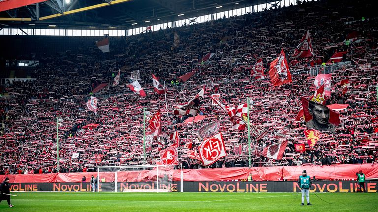 Der 1. FC Kaiserslautern trägt seine Heimspiele im Fritz-Walter-Stadion aus.