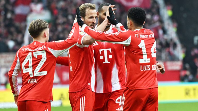 Harry Kane (2.v.l.) trifft beim Bayern-Sieg bei Werder Bremen doppelt. 