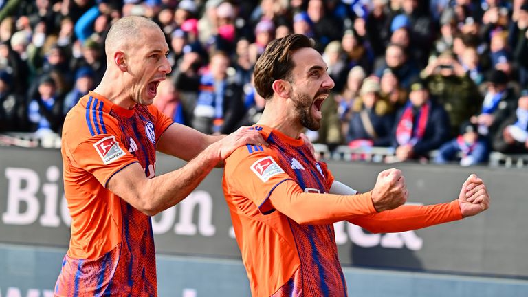 Schalkes Kenan Karaman (r.) bejubelt seinen Führungstreffer in Kiel.