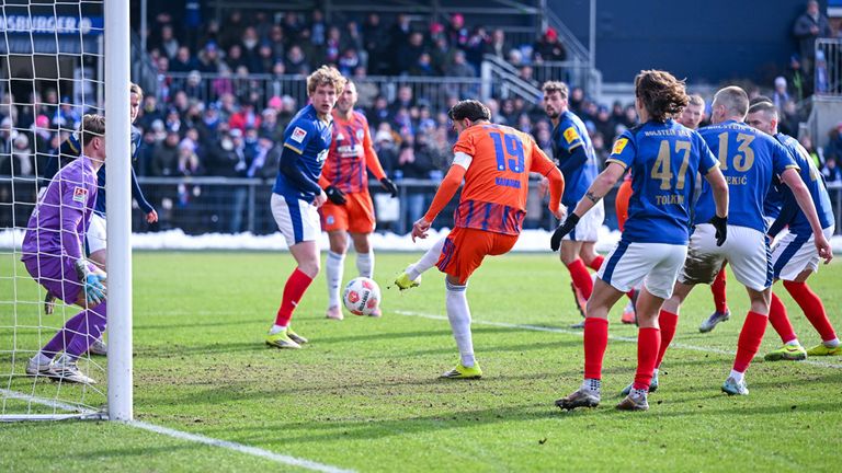 Kenan Karaman bringt Schalke in Kiel in Führung.