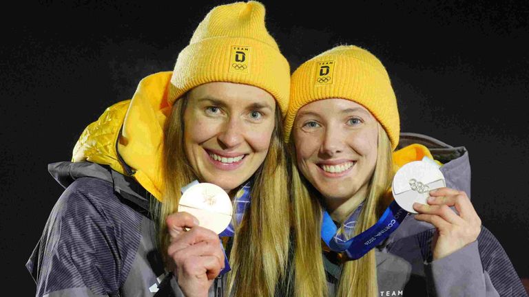 Susanne Kreher (Silber, r.) und Jacqueline Pfeifer (Bronze, l.) zeigen bei der Siegerehrung ihre Medaillen.