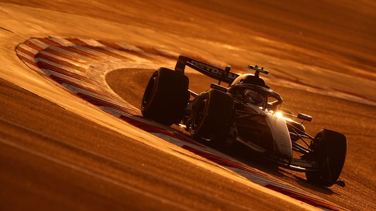 Kimi Antonelli pilotierte den Mercedes nach Sonnenuntergang an Testtag 5 zur Bestzeit.