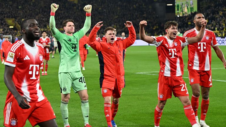 Joshua Kimmich (m.) und der FC Bayern sind voll auf Kurs Meisterschaft.