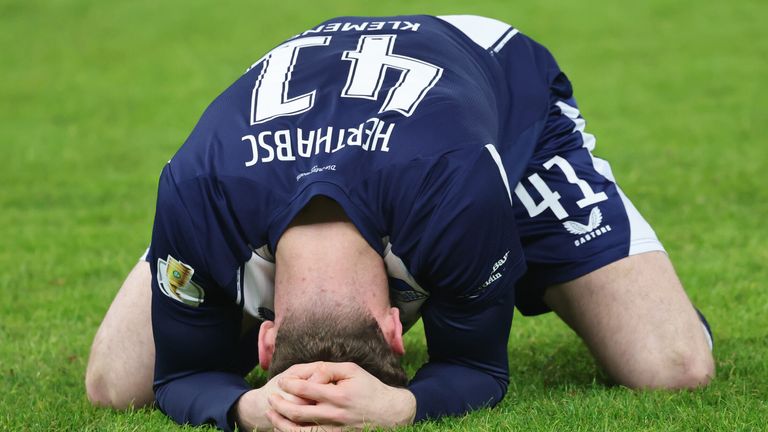 Pascal Klemens verschießt den entscheidenden Elfmeter für Hertha BSC. 