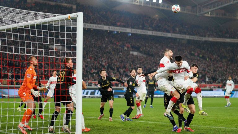 Der 1. FC Köln ist das anfälligste Team nach Standards in der Bundesliga. Torwart Marvin Schwäbe (1. v. li.) musste bereits 19 mal hinter