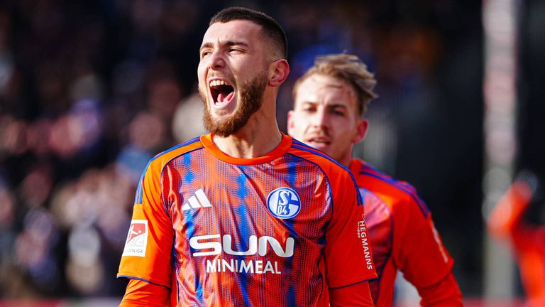 Der FC Schalke springt durch den Sieg bei Holstein Kiel wieder auf Platz eins. 