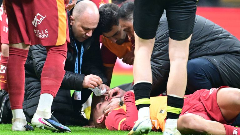 Ahmed Kutucu muss nach einem Zusammenprall mit Istanbulspors Torwart Isa Dogan behandelt werden.