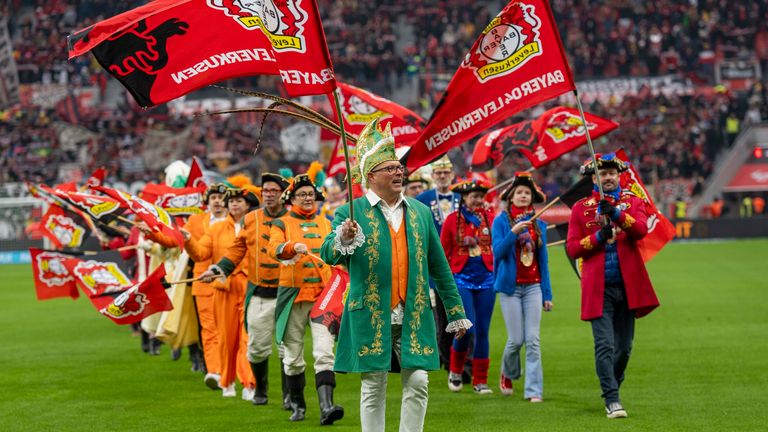 Karnevalisten und Prinzen auf dem Spielfeld vor der Partie gegen den FC St. Pauli.
