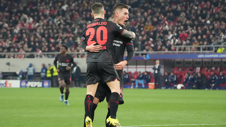 Alejandro Grimaldo (links) bejubelt Patrick Schicks (rechts) Treffer beim 2:0- Sieg. Am Dienstag kommt das Rückspiel in Leverkusen. 