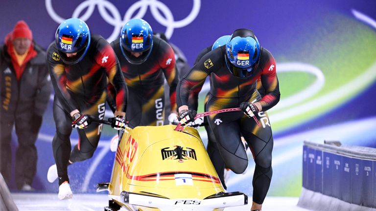 Johannes Lochner gewinnt in seinem letzten Karriererennen Gold im Viererbob. 
