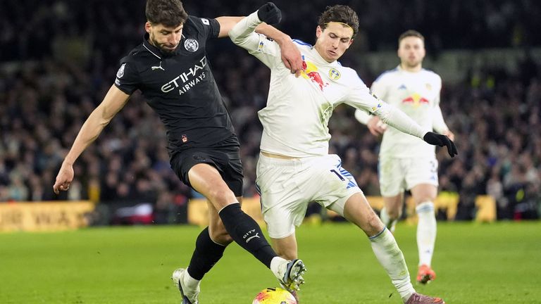 Manchester City schlägt in der Premier League Leeds United knapp.