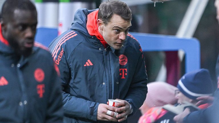 Manuel Neuer musste in der Halbzeit gegen Werder Bremen aufgrund von Wadenproblemen ausgewechselt werden.