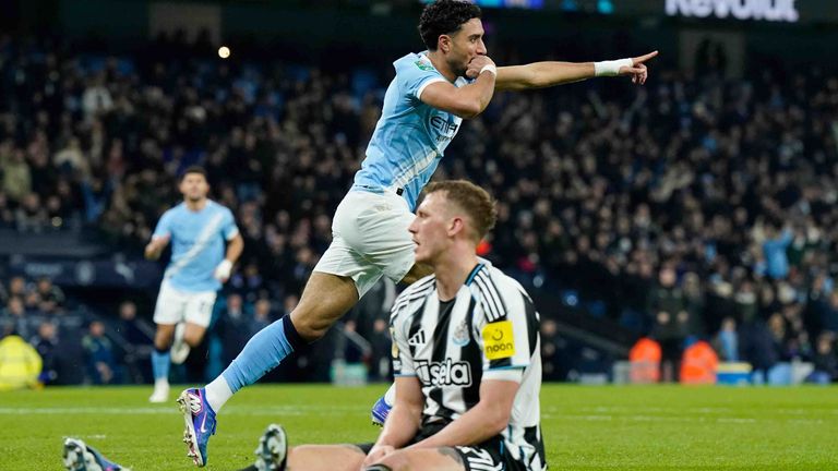 Omar Marmoush jubelt über seinen Doppelpack gegen Newcastle United.