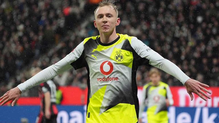 Maximilian Beier bejubelt einen Treffer für den BVB.