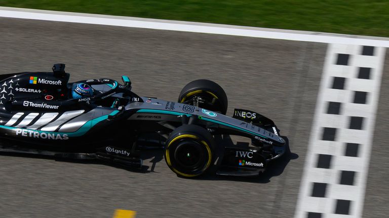 Wir rasen Richtung Finale: Mercedes hält kurz vor Schluss des ersten Tests eine Doppelführung fest.