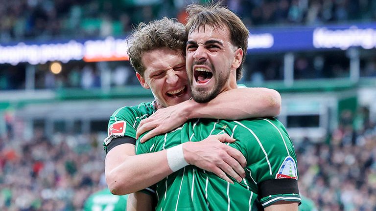 Werder-Stürmer Jovan Milosevic (r.) bejubelt sein Tor.