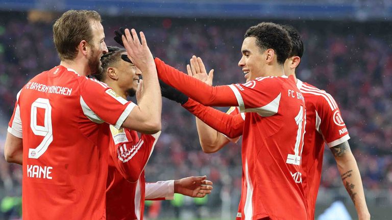 Jamal Musiala (vorne rechts) und der FC Bayern freuten sich über einen 3:2-Heimsieg gegen Eintracht Frankfurt.