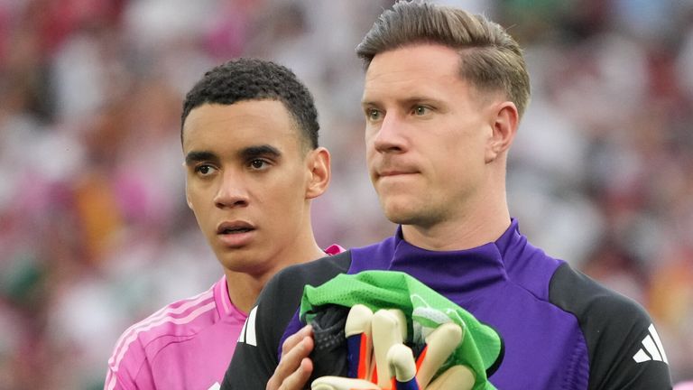 Jamal Musiala (l.) und Marc-Andre ter Stegen träumen beide von der WM im Sommer. 