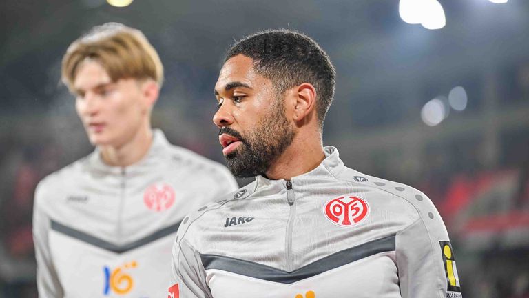 Philipp Mwene bleibt dem FSV Mainz über den Sommer hinaus erhalten.