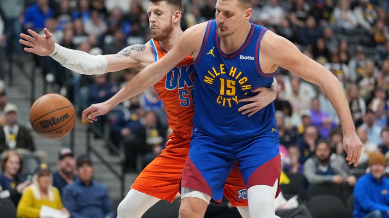 Der deutsche Isaiah Hartenstein (l) gewinnt mit Oklahoma City Thunder 121:111 gegen Nikola Jokic (r) und die Denver Nuggets im Topspiel.