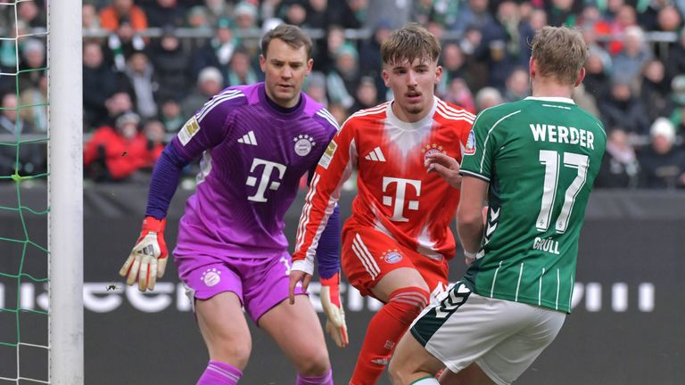 Manuel Neuer (l.) musste in der Halbzeit ausgewechselt werden.