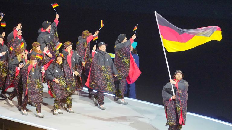 Leon Draisaitl (rechts) als Fahnenträger für Team Deutschland. Die NHL pausiert aufgrund der Winterolympiade  vom 6.-22.  Februar.