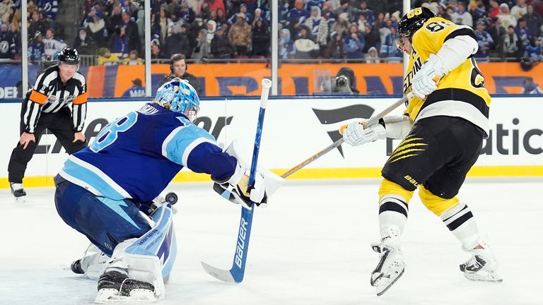 Andrei Vasilevskiy (l) von den Tampa Bay Lightnings stoppt den Schuss von David Pastrnak (r) von den Boston Bruins zum 6:5 Sieg im Shootout.