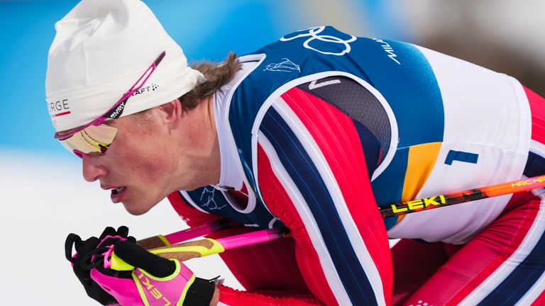 Johannes Klaebo triumphiert auch im 50km-Rennen.