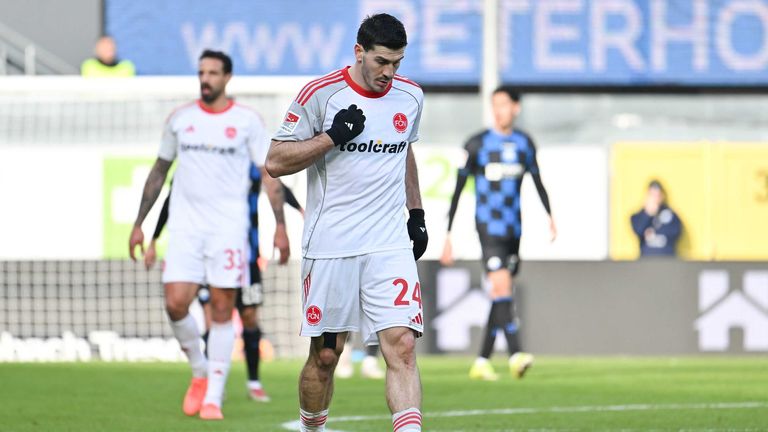 Luka Lochoshvili (mitte) und der 1.FCN warten seit drei Spielen auf einen Sieg. Am Freitag trifft der Club auf den KSC. 