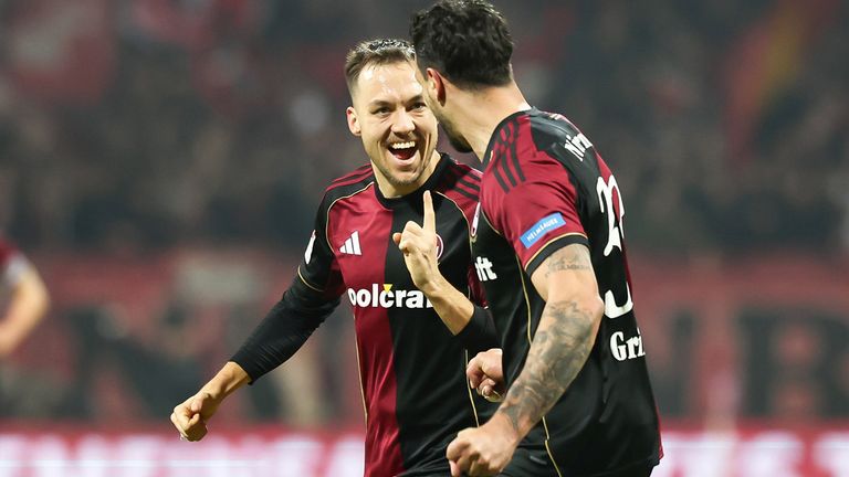 Julian Justvan (l.) trifft beim deutlichen Club-Sieg gegen den Karlsruher SC doppelt. 