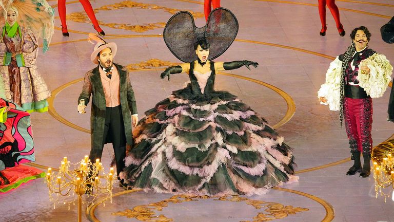 Die Abschlussfeiern hat in der historischen Arena von Verona begonnen.