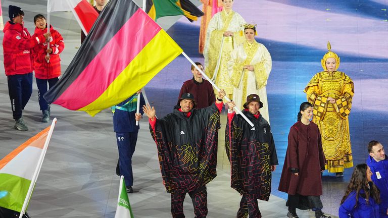 Tobias Wendl und Tobias Arlt sind die Fahnenträger von Deutschland.