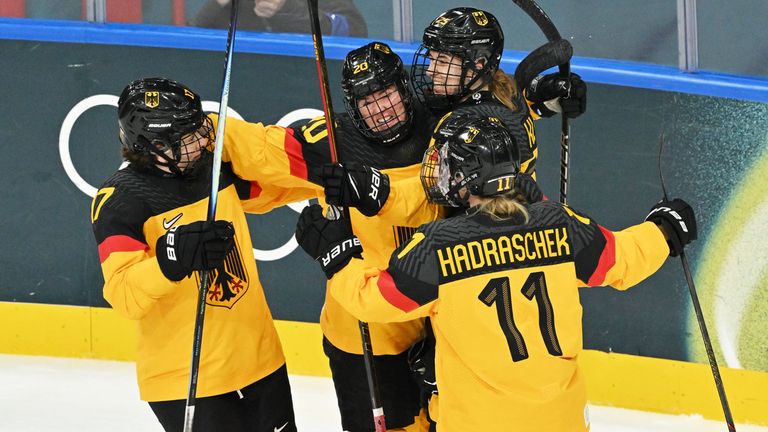 Die deutschen Eishockey-Frauen schlagen bei Olympia Italien und ziehen ins Viertelfinale ein.