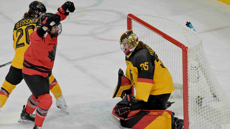 Natalie Spooner (m., Kanada) jubelt neben Daria Gleißner (l., Deutschland) und Sandra Abstreiter (Deutschland) nach dem Tor zum 3:0.