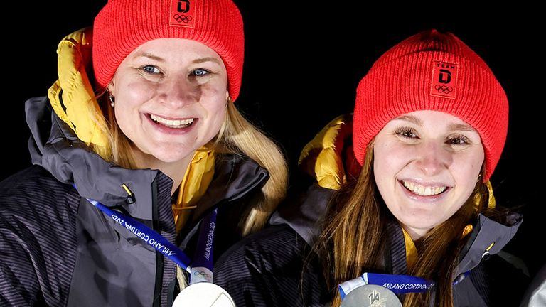 Dajana Eitberger (l.) und Magdalena Matschina präsentieren stolz ihre Silbermedaillen.