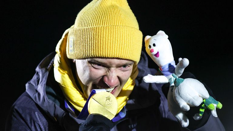 Der Rodel-Weltmeister Max Langenhan holt den ersten deutschen Olympiasieg bei den Winterspielen in Mailand und Cortina d'Ampezzo.