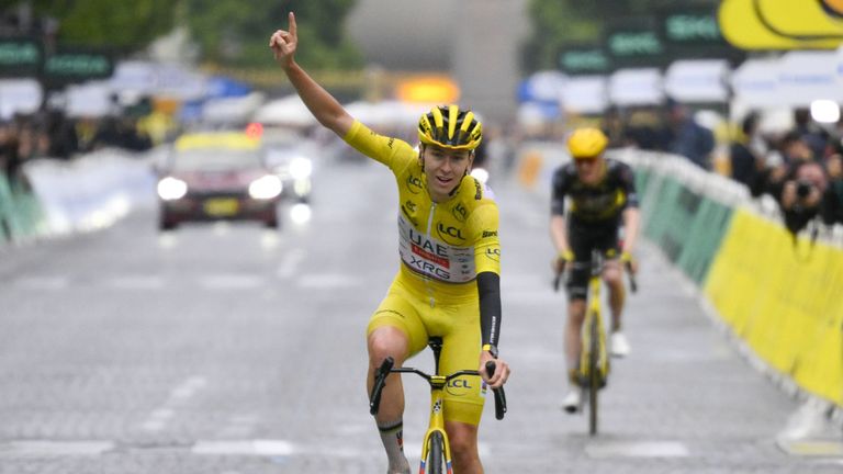 Tour de France- Champion 2025. Tadej Pogacar überquert die Ziellinie in Paris.