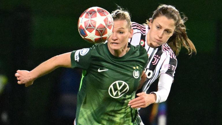 Alexandra Popp und die Frauen des VfL Wolfsburg holen ein spätes Remis bei Juventus. 