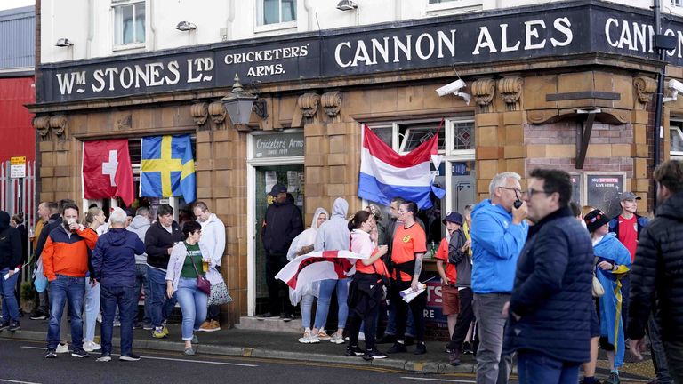 Die englischen Fans dürfen sich über längere Öffnungszeiten in den Pubs freuen.
